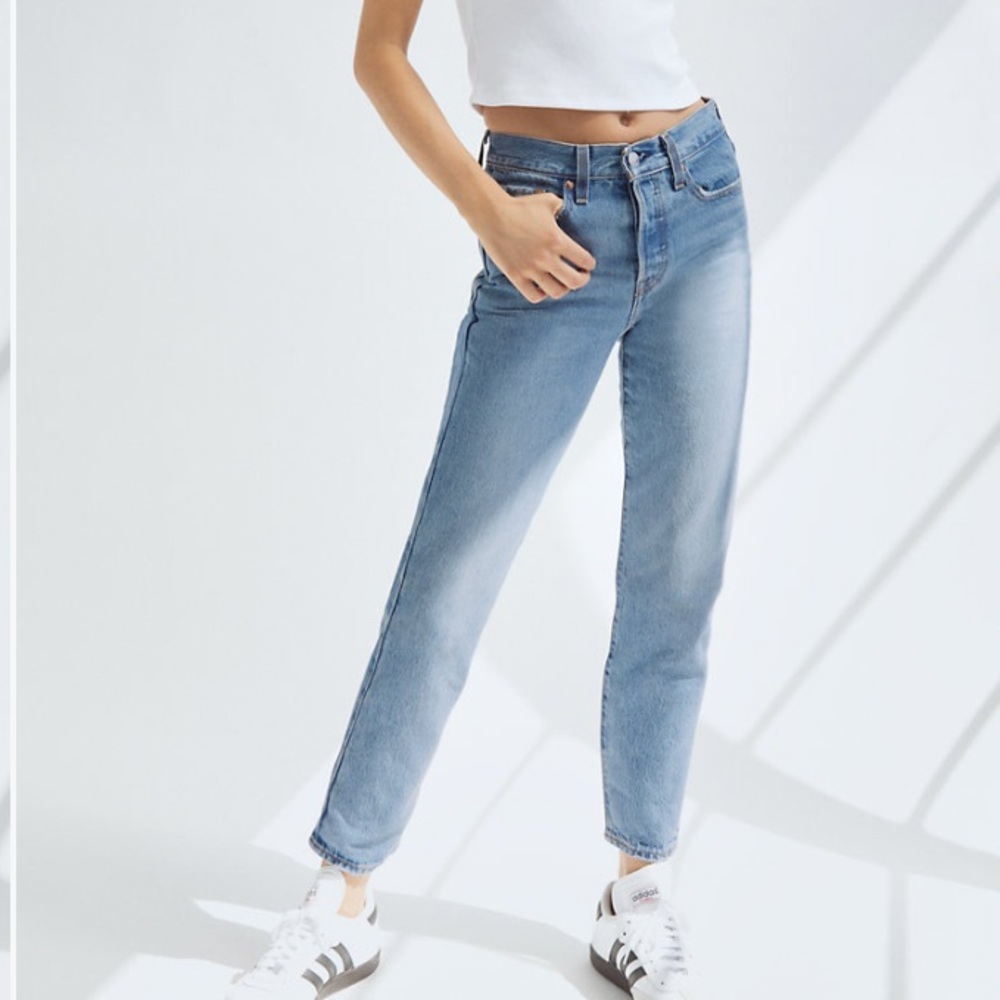 Levis Wedgie icon straight jeans in size 24 mid blue